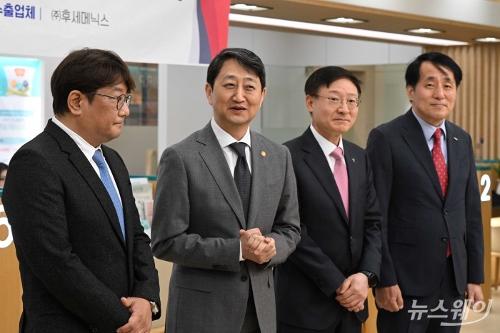 (왼쪽 두 번째)안덕근 산업통상자원부 장관이 3일 오전 서울 중구 을지로하나은행 본점에서 열린 수출패키지 우대금융 1호 보증서 전달식에서 축사를 하고 있다. 사진=강민석 기자 kms@newsway.co.kr