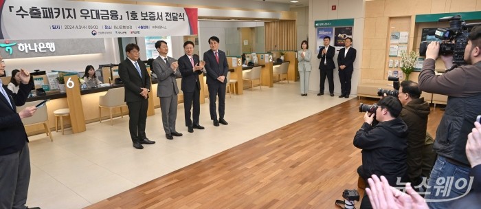 안덕근 산업통상자원부 장관과 이승열 하나은행장을 비롯한 내빈들이 3일 오전 서울 중구 을지로하나은행 본점에서 열린 수출패키지 우대금융 1호 보증서 전달식에서 기념촬영을 하고 있다. (왼쪽부터)이 은행장, 최병철 후세메닉스 대표, 안 장관, 장영진 무역보험공사장. 사진=강민석 기자 kms@newsway.co.kr