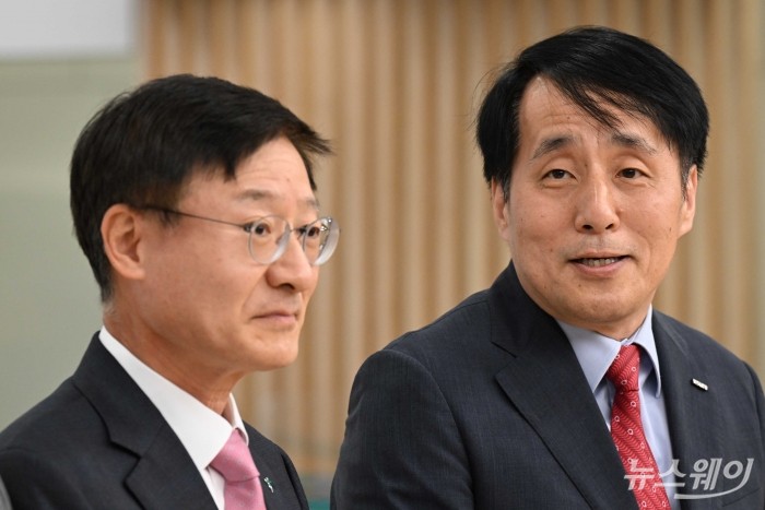 (오른쪽)장영진 무역보험공사장이 3일 오전 서울 중구 을지로하나은행 본점에서 열린수출패키지 우대금융 1호 보증서 전달식에서 축사를 전하고 있다. 사진=강민석 기자 kms@newsway.co.kr