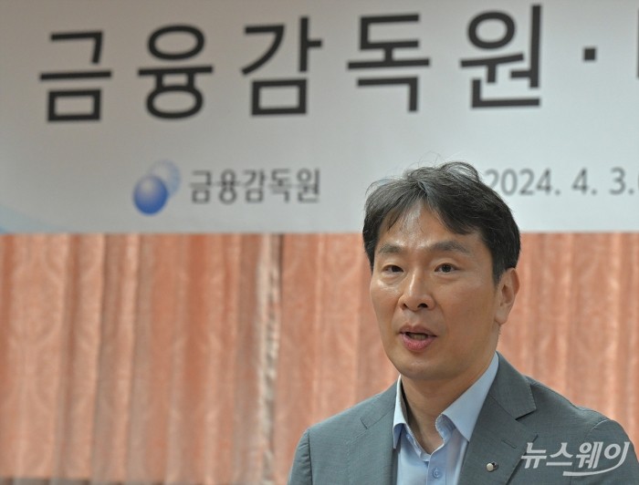 이복현 금융감독원장이 3일 오전 서울 여의도 금융감독원에서 열린 디지털 기술을 활용한 금융감독 업무 혁신을 위한 금융감독원 네이버 업무협약 체결식을 마치고 취재진의 질문에 답하고 있다. 사진=이수길 기자 Leo2004@newsway.co.kr