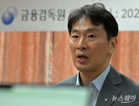 이복현 "보름달이 둥근 게 손가락 탓?"···野 관권선거 비판에 정면 반박