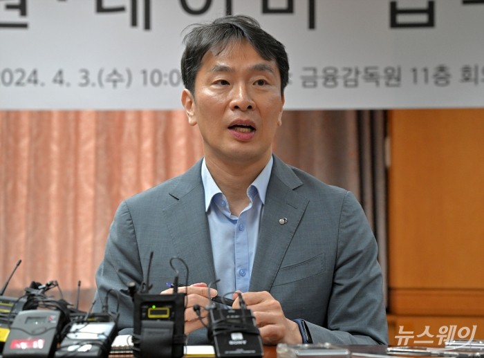 이복현 금융감독원장이 3일 오전 서울 여의도 금융감독원에서 열린 디지털 기술을 활용한 금융감독 업무 혁신을 위한 금융감독원 네이버 업무협약 체결식을 마치고 취재진의 질문에 답하고 있다. 사진=이수길 기자 Leo2004@newsway.co.kr