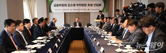 (왼쪽 네 번째)윤창운 한국건설경영협회 회장이 4일 오전 서울 중구 롯데호텔에서 열린 건설업계 간담회에서 모두발언을 하고 있다. 사진=강민석 기자 kms@newsway.co.kr