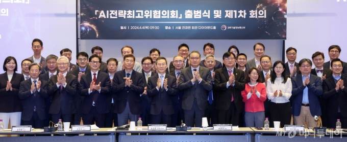 정부가 국내 유수 IT 기업 수장들과 함께 AI 국가전략기구를 출범했다. 사진=뉴스1 제공