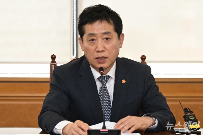 김주현 금융위원회 위원장이 5일 오후 서울 중구 은행연합회에서 열린 통신·금융 부문 간 업무협약식에서 모두발언을 하고 있다. 사진=강민석 기자 kms@newsway.co.kr