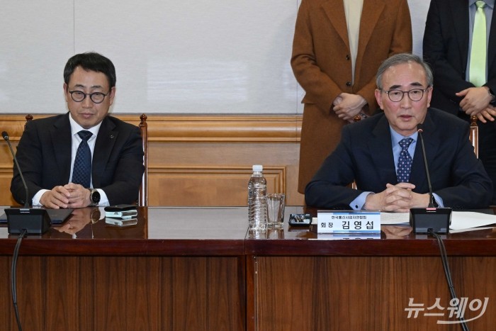 (오른쪽)김영섭 한국통신사업자연합회 회장이 5일 오후 서울 중구 은행연합회에서 열린 통신·금융 부문 간 업무협약식에서 모두발언을 하고 있다. (오른쪽부터)김 연합회장, 유영상 한국정보통신진흥협회 회장. 사진=강민석 기자 kms@newsway.co.kr