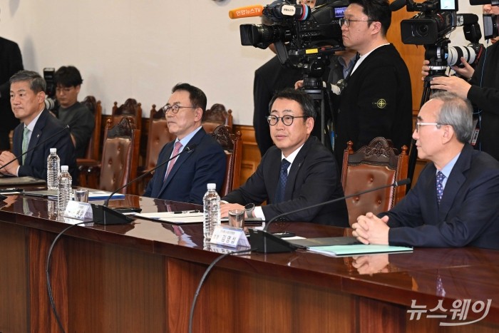(오른쪽부터)김영섭 한국통신사업자연합회 회장과 유영상 한국정보통신진흥협회 회장, 조용병 은행연합회 회장, 정완규 여신금융협회 회장이 5일 오후 서울 중구 은행연합회에서 열린 통신·금융 부문 간 업무협약식에 참석해 자리하고 있다. 사진=강민석 기자 kms@newsway.co.kr