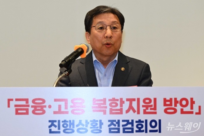 이성희 고용노동부 차관이 8일 오후 서울 중구 중앙우체국에서 열린 금융·고용 복합지원 방안 진행상황 점검회의에서 인사말을 하고 있다. 사진=강민석 기자 kms@newsway.co.kr