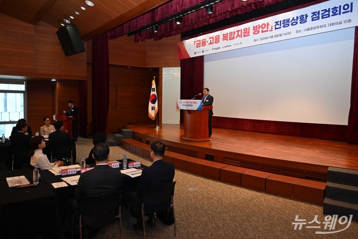 이성희 고용노동부 차관이 8일 오후 서울 중구 중앙우체국에서 열린 금융·고용 복합지원 방안 진행상황 점검회의에서 인사말을 하고 있다. 사진=강민석 기자 kms@newsway.co.kr