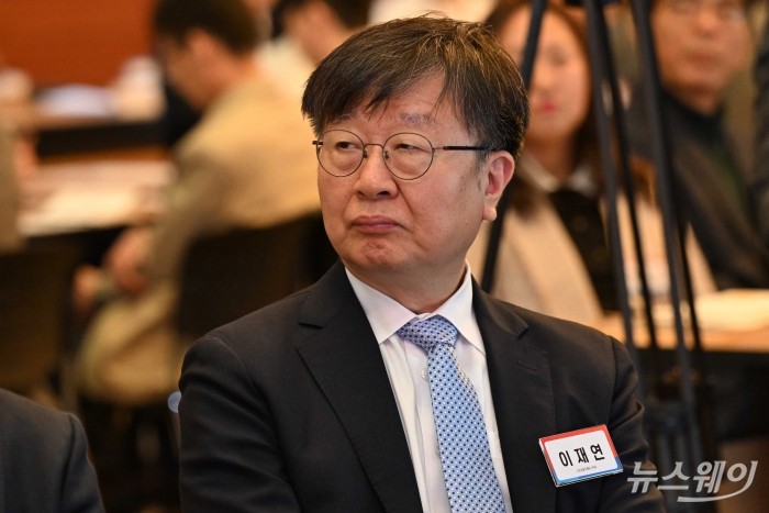 이재연 서민금융진흥원장 겸 신용회복위원장이 8일 오후 서울 중구 중앙우체국에서 열린 금융·고용 복합지원 방안 진행상황 점검회의에 참석해 자리하고 있다. 사진=강민석 기자 kms@newsway.co.kr