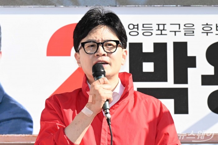 4·10 총선 공식 선거운동 마지막 날인 9일 오후 서울 영등포구 여의나루로6길 인근에서 한동훈 국민의힘 비상대책위원장 겸 총괄선거대책위원장이 박용찬 국민의힘 서울영등포을 후보의 지지를 호소하고 있다. 사진=강민석 기자 kms@newsway.co.kr