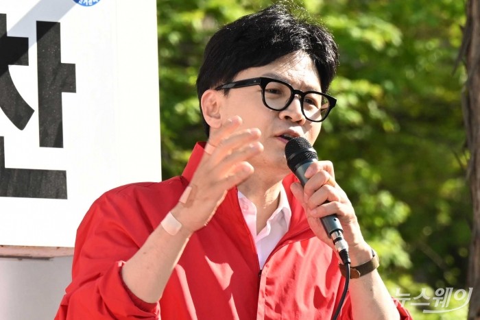 4·10 총선 공식 선거운동 마지막 날인 9일 오후 서울 영등포구 여의나루로6길 인근에서 한동훈 국민의힘 비상대책위원장 겸 총괄선거대책위원장이 박용찬 국민의힘 서울영등포을 후보의 지지를 호소하고 있다. 사진=강민석 기자 kms@newsway.co.kr
