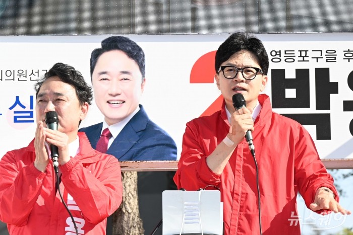 4·10 총선 공식 선거운동 마지막 날인 9일 오후 서울 영등포구 여의나루로6길 인근에서 (오른쪽)한동훈 국민의힘 비상대책위원장 겸 총괄선거대책위원장이 박용찬 국민의힘 서울영등포을 후보의 지지를 호소하고 있다. 사진=강민석 기자 kms@newsway.co.kr