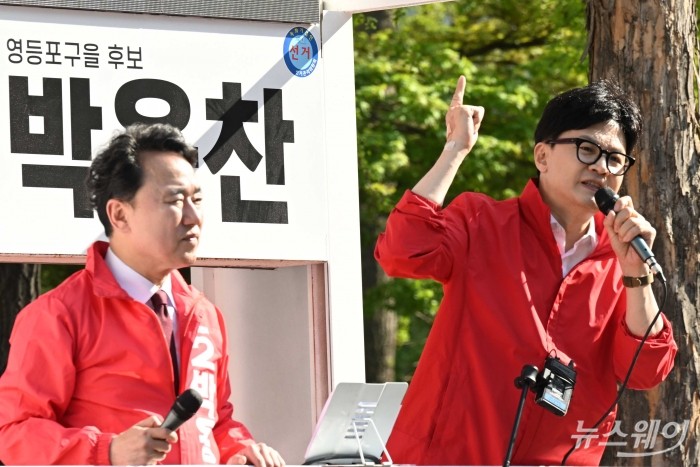 4·10 총선 공식 선거운동 마지막 날인 9일 오후 서울 영등포구 여의나루로6길 인근에서 (오른쪽)한동훈 국민의힘 비상대책위원장 겸 총괄선거대책위원장이 박용찬 국민의힘 서울영등포을 후보의 지지를 호소하고 있다. 사진=강민석 기자 kms@newsway.co.kr
