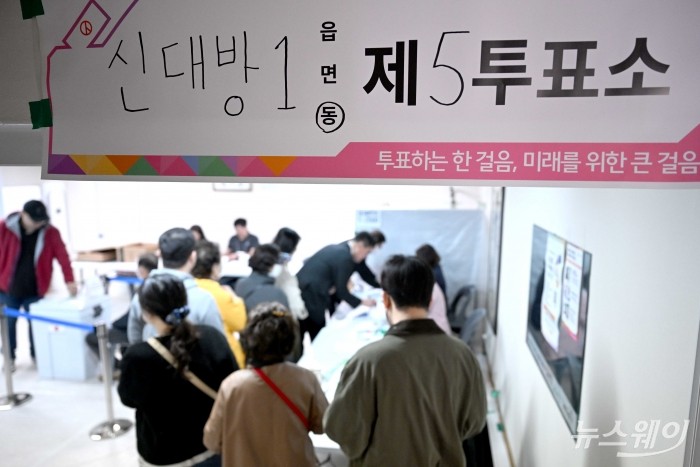 제22대 국회의원 선거(총선) 본투표일인 10일 오전 서울 동작구 신대방우성아파트 경로당에 마련된 신대방제1동제5투표소에서 유권자들이 투표를 하기 위해 줄을 서고 있다. 사진=강민석 기자 kms@newsway.co.kr