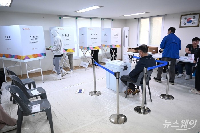 제22대 국회의원 선거(총선) 본투표일인 10일 오전 서울 동작구 신대방우성아파트 경로당에 마련된 신대방제1동제5투표소에서 유권자들이 투표를 하기 위해 줄을 서고 있다. 사진=강민석 기자 kms@newsway.co.kr