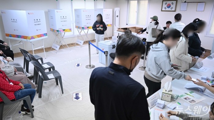 제22대 국회의원 선거(총선) 본투표일인 10일 오전 서울 동작구 신대방우성아파트 경로당에 마련된 신대방제1동제5투표소에서 유권자들이 투표를 하기 위해 줄을 서고 있다. 사진=강민석 기자 kms@newsway.co.kr