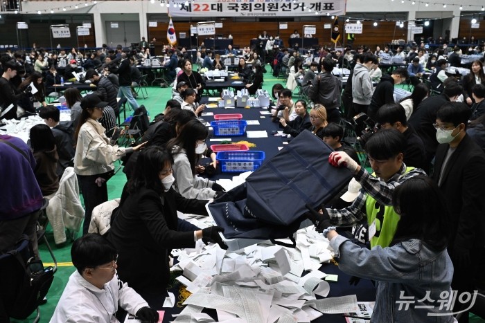 제22대 국회의원 선거(총선) 투표가 치러진 10일 오후 서울 관악구 서울대학교 체육관에 마련된 개표소에서 관계자들이 개표를 하고 있다. 사진=강민석 기자 kms@newsway.co.kr