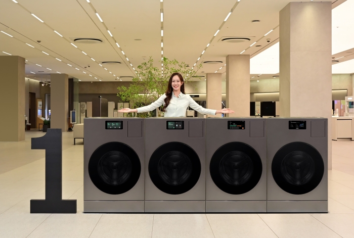 삼성전자 모델이 삼성스토어 대치점에서 국내 누적 판매량 1만대를 돌파한 '비스포크 AI 콤보'를 소개하는 모습이다. 사진=삼성전자 제공