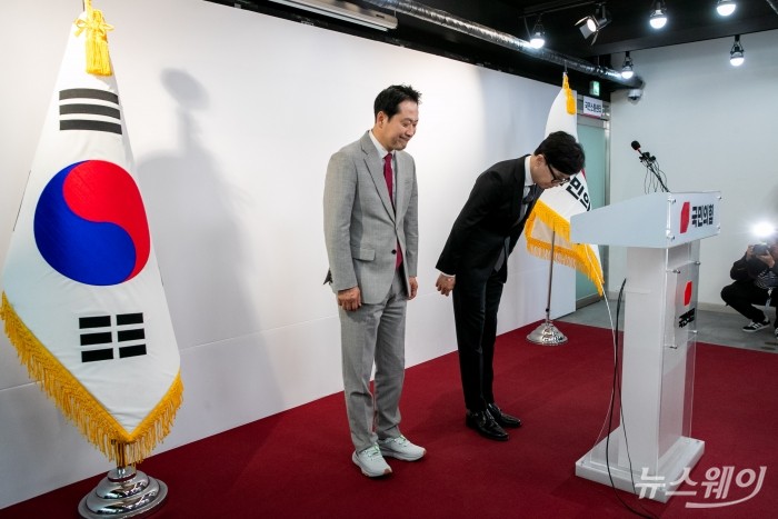 국민의힘 한동훈 비상대책위원장(오른쪽)과 장동혁 사무총장(왼쪽)이 11일 서울 여의도 중앙당사에서 제22대 총선 관련 입장발표 중 고개를 숙여 인사를 하고 있다. 사진=이수길 기자 Leo2004@newsway.co.kr