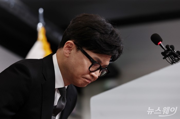 한동훈 국민의힘 비상대책위원장 겸 총괄선거대책위원장이 11일 오전 서울 여의도 중앙당사에서 총선 결과에 따른 위원장직 사퇴 입장을 밝히며 인사하고 있다. 사진=이수길 기자 Leo2004@newsway.co.kr