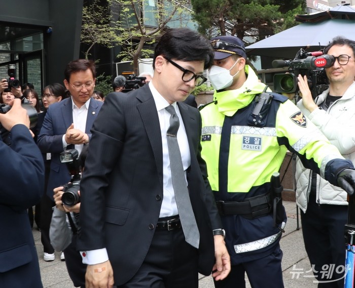 국민의힘 한동훈 비상대책위원장이 11일 오전 11시 서울 여의도 중앙당사에서 4·10 총선 참패 관련 사퇴 의사를 밝히고 당직자,경호관들과 인사하며 차량으로 떠나고 있다. 사진=이수길 기자 Leo2004@newsway.co.kr
