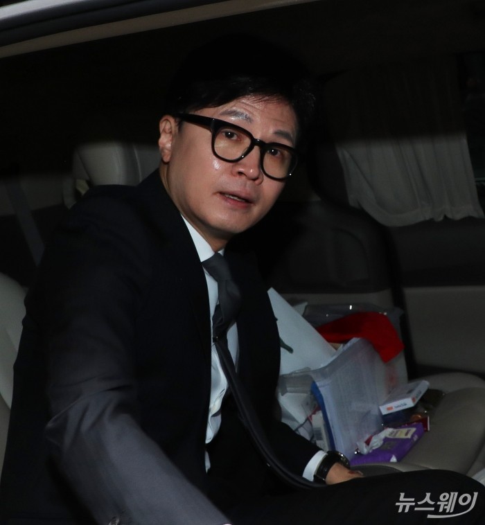 국민의힘 한동훈 비상대책위원장이 11일 오전 11시 서울 여의도 중앙당사에서 4·10 총선 참패 관련 사퇴 의사를 밝히고 당직자,경호관들과 인사하며 차량으로 떠나고 있다. 사진=이수길 기자 Leo2004@newsway.co.kr