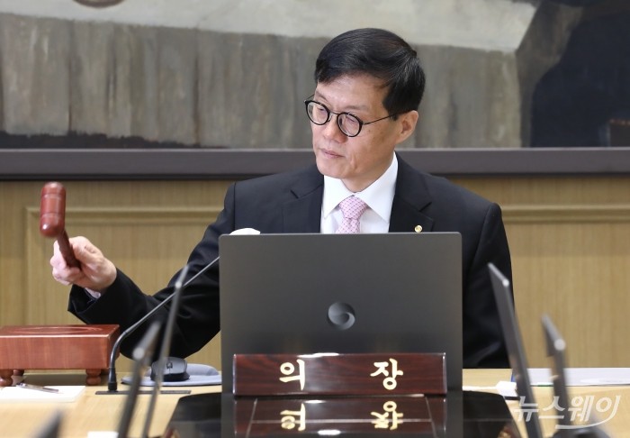 이창용 한국은행 총재가 12일 오전 서울 중구 한국은행에서 열린 금융통화위원회  <br />
통화정책방향 결정회의에서 의사봉을 두드리고 있다. 사진=사진공동취재단