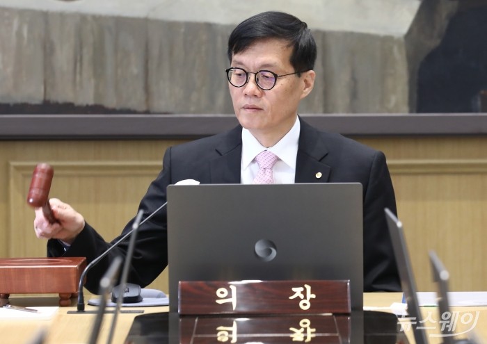 이창용 한국은행 총재가 4월 12일 오전 서울 중구 한국은행에서 열린 금융통화위원회  <br />
통화정책방향 결정회의에서 의사봉을 두드리고 있다. 사진=사진공동취재단
