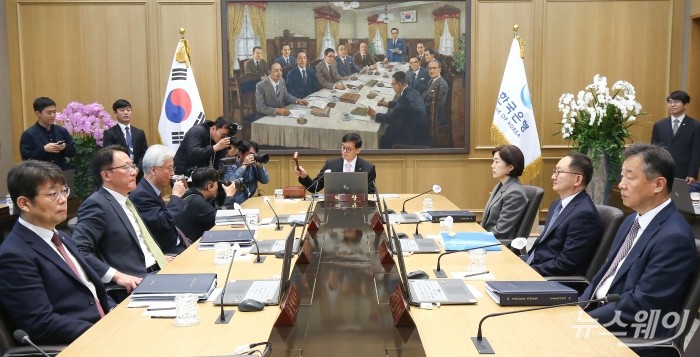 이창용 한국은행 총재가 12일 오전 서울 중구 한국은행에서 열린 금융통화위원회 <br />
통화정책방향 결정회의에서 의사봉을 두드리고 있다. 사진=사진공동취재단