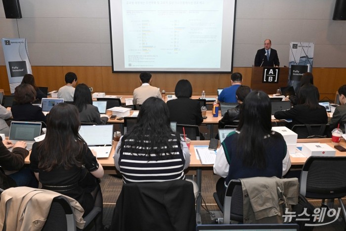 거숀 디슨펠드 얼라이언스번스틴 자산운용 인컴 전략 부문 이사 겸 수석부사장이 12일 오전 서울 여의도 FKI타워 콘퍼런스센터에서 열린 글로벌 하이일드 채권 전망 기자간담회에서 발표를 하고 있다. 사진=강민석 기자 kms@newsway.co.kr