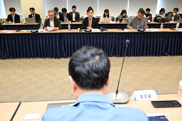 강도현 과학기술정보통신부 2차관이 12일 오후 서울 종로구 광화문교보빌딩 국가과학기술자문회의에서 열린 AI시대 클라우드 산업 활성화 간담회에서 모두발언을 하고 있다. 사진=강민석 기자 kms@newsway.co.kr