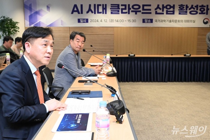 강도현 과학기술정보통신부 2차관이 12일 오후 서울 종로구 광화문교보빌딩 국가과학기술자문회의에서 열린 AI시대 클라우드 산업 활성화 간담회에서 모두발언을 하고 있다. 사진=강민석 기자 kms@newsway.co.kr