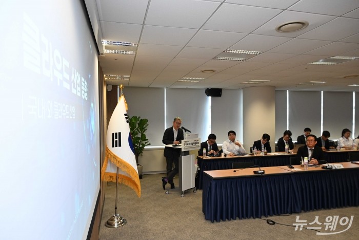 양희동 이화여대 교수가 12일 오후 서울 종로구 광화문교보빌딩 국가과학기술자문회의에서 열린 AI시대 클라우드 산업 활성화 간담회에서 '국내·외 클라우드 산업 동향' 주제로 발표하고 있다. 사진=강민석 기자 kms@newsway.co.kr