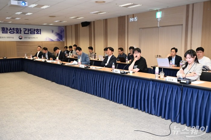 (오른쪽부터)이지혜 카카오엔터프라이즈 전략실장, 하정우 네이버클라우드 AI Innovation 센터장, 김동훈 NHN클라우드 대표, 최지웅 KT클라우드 대표, 서형수 알서포트 대표, 김종찬 메가존클라우드 부사장, 박세희 채널코퍼레이션 IR & Legal 리드가 12일 오후 서울 종로구 광화문교보빌딩 국가과학기술자문회의에서 열린 AI시대 클라우드 산업 활성화 간담회에 참석해 자리하고 있다. 사진=강민석 기자 kms@newsway.co.kr