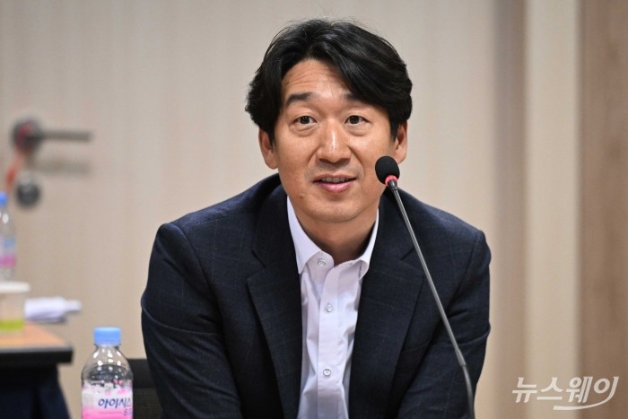 김동훈 NHN클라우드 대표가 12일 오후 서울 종로구 광화문교보빌딩 국가과학기술자문회의에서 열린 AI시대 클라우드 산업 활성화 간담회에서 발언을 하고 있다. 사진=강민석 기자 kms@newsway.co.kr