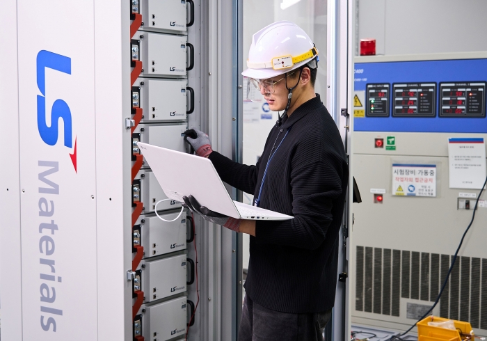 LS머트리얼즈 직원이 '대전력 부하 제어시스템'을 점검하고 있다. 사진=LS전선 제공