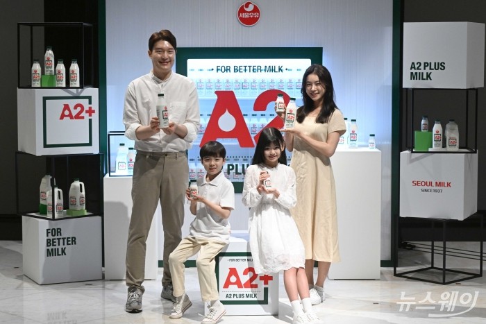 서울우유협동조합이 15일 오전 서울 용산구 그랜드하얏트호텔에서 열린 '서울우유답게 A2+' 출시회에서 신제품을 선보이고 있다. 사진=강민석 기자 kms@newsway.co.kr