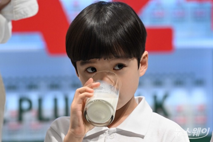 서울우유협동조합이 15일 오전 서울 용산구 그랜드하얏트호텔에서 열린 '서울우유답게 A2+' 출시회에서 신제품을 선보이고 있다. 사진=강민석 기자 kms@newsway.co.kr