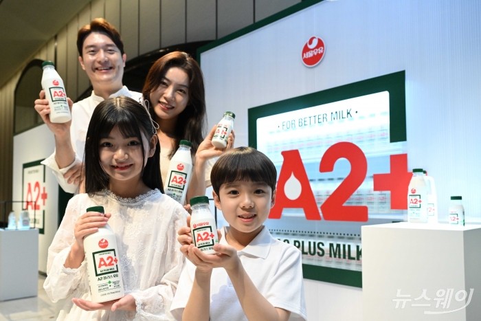 서울우유협동조합이 15일 오전 서울 용산구 그랜드하얏트호텔에서 열린 '서울우유답게 A2+' 출시회에서 신제품을 선보이고 있다. 사진=강민석 기자 kms@newsway.co.kr