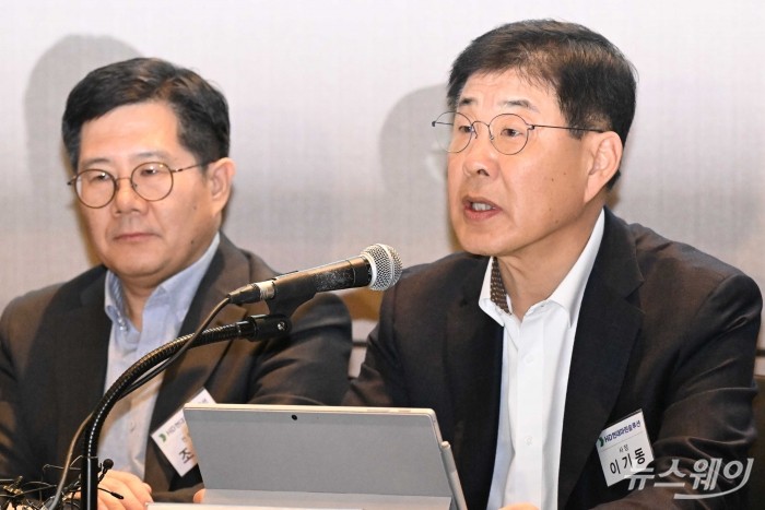 (오른쪽)이기동 HD현대마린솔루션 사장이 15일 오전 서울 여의도 콘래드호텔에서 열린 'HD현대마린솔루션 IPO 간담회'에서 발표를 하고 있다. 사진=강민석 기자 kms@newsway.co.kr