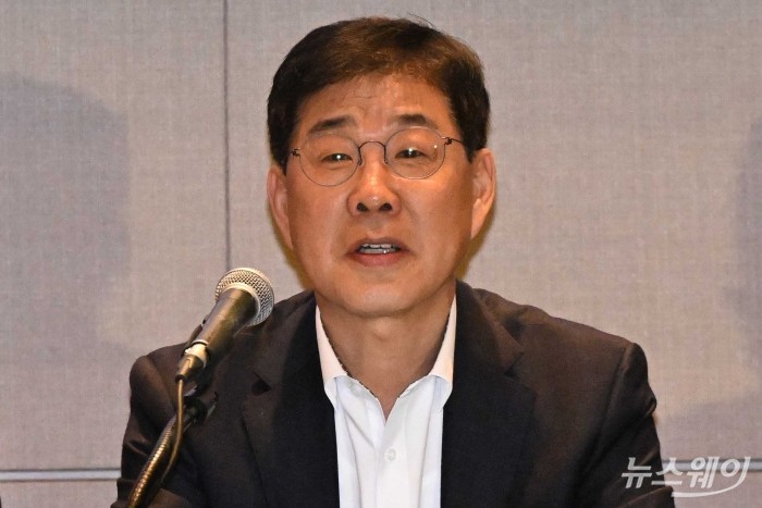 이기동 HD현대마린솔루션 사장이 15일 오전 서울 여의도 콘래드호텔에서 열린 'HD현대마린솔루션 IPO 간담회'에서 발표를 하고 있다. 사진=강민석 기자 kms@newsway.co.kr