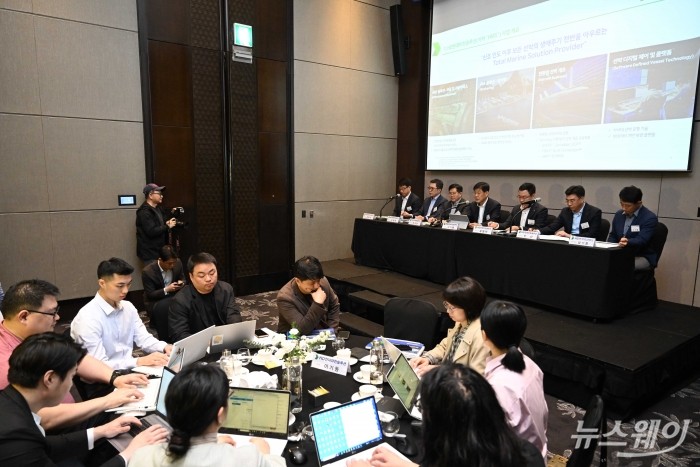 (오른쪽 네 번째)이기동 HD현대마린솔루션 사장이 15일 오전 서울 여의도 콘래드호텔에서 열린 'HD현대마린솔루션 IPO 간담회'에서 발표를 하고 있다. 사진=강민석 기자 kms@newsway.co.kr