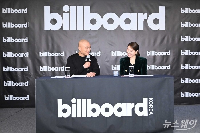 (왼쪽)마이크 반 빌보드 본사 대표가 15일 오후 서울 강남구 조선팰리스에서 열린 '빌보드X빌보드 코리아' 기자회견에서 취재진의 질문에 답변하던 중 김유나 빌보드 코리아 대표를 바라보고 있다. 사진=강민석 기자 kms@newsway.co.kr