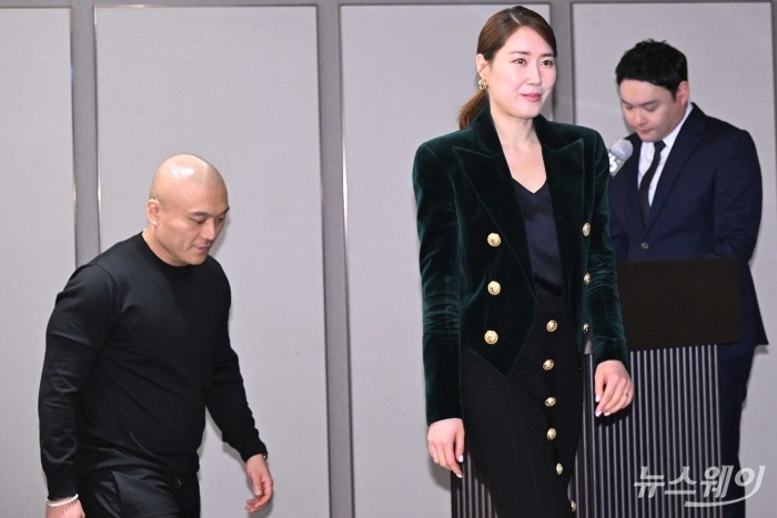 (오른쪽)김유나 빌보드 코리아 대표와 마이크 반 빌보드 본사 대표가 15일 서울 강남구 조선팰리스에서 열린 '빌보드X빌보드 코리아' 기자회견에 참석하기 위해 연단으로 오르고 있다. 사진=강민석 기자 kms@newsway.co.kr