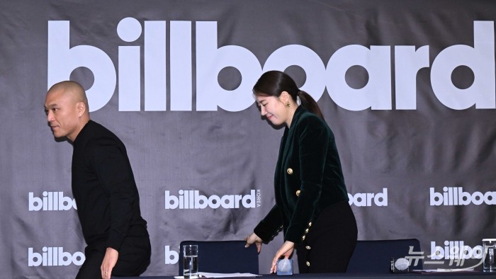 (왼쪽)마이크 반 빌보드 본사 대표와 김유나 빌보드 코리아 대표가 15일 오후 서울 강남구 조선팰리스에서 열린 '빌보드X빌보드 코리아' 기자회견을 마치고 연단을 나서고 있다. 사진=강민석 기자 kms@newsway.co.kr