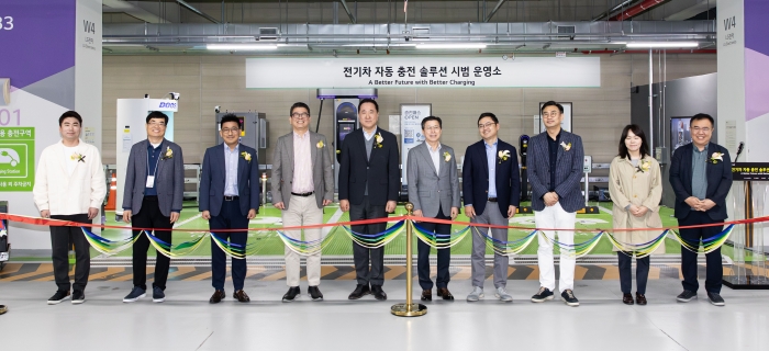 지난 11일 '전기차 자동 충전 솔루션 시범운영소' 개소식의 테이프 커팅식에 앞서 두산로보틱스 류정훈 대표(왼쪽 일곱 째), LG전자 장익환 BS사업본부장(왼쪽 여섯 째)을 비롯한 참석자들이 기념사진을 촬영하고 있다. 사진=두산로보틱스 제공
