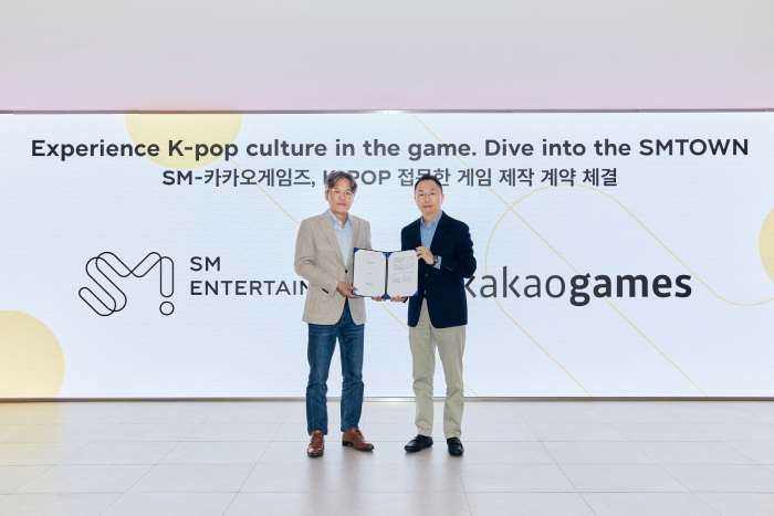 (좌) SM엔터테인먼트 장철혁 대표, (우) 카카오게임즈 한상우 대표. 사진=카카오게임즈 제공