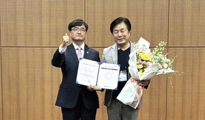 (오른쪽부터) 반경식 솔바이오 대표, 임기근 조달청장. 사진= 솔바이오 제공