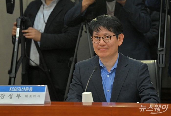 강성부 KCGI 대표가 18일 오전 서울 여의도 금융투자협회에서 열린 '기업과 주주행동주의 상생·발전을 위한 간담회'에 참석해 이복현 금융감독원장의 발언을 경청하고 있다. 사진=이수길 기자 Leo2004@newsway.co.kr